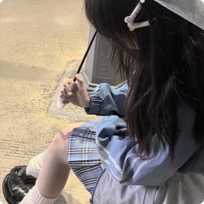 她背后的那双手